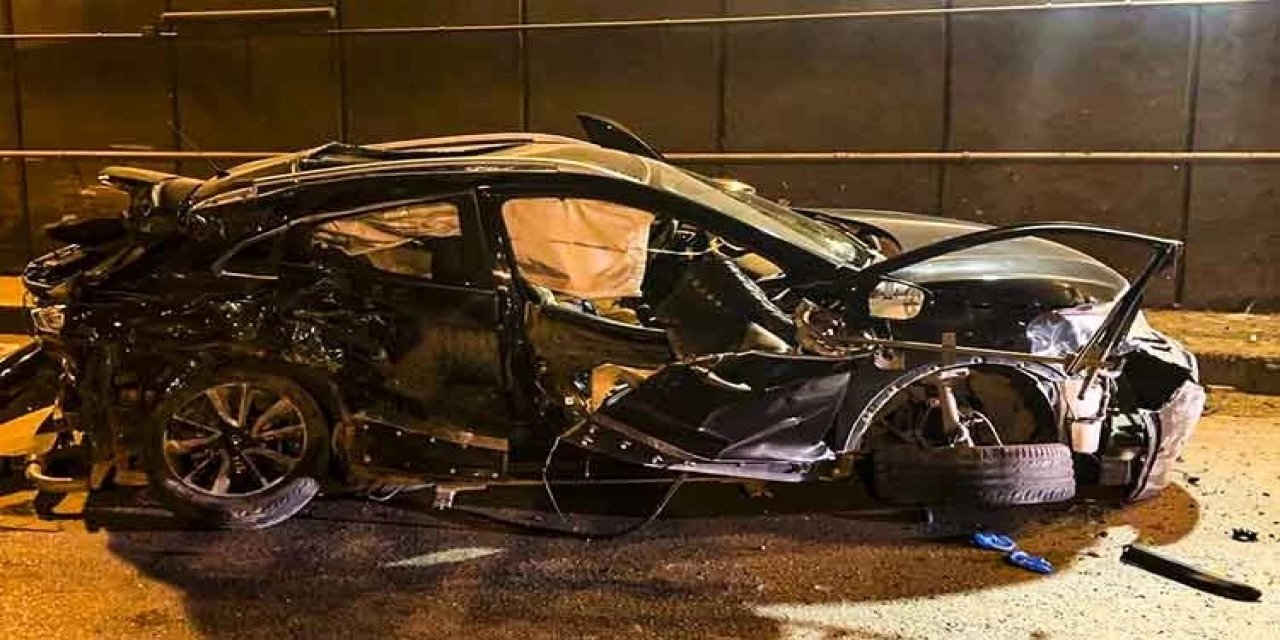 Karşı şeride geçen cip, kamyonet ile kafa kafaya çarpıştı; 2 ölü, 1 yaralı