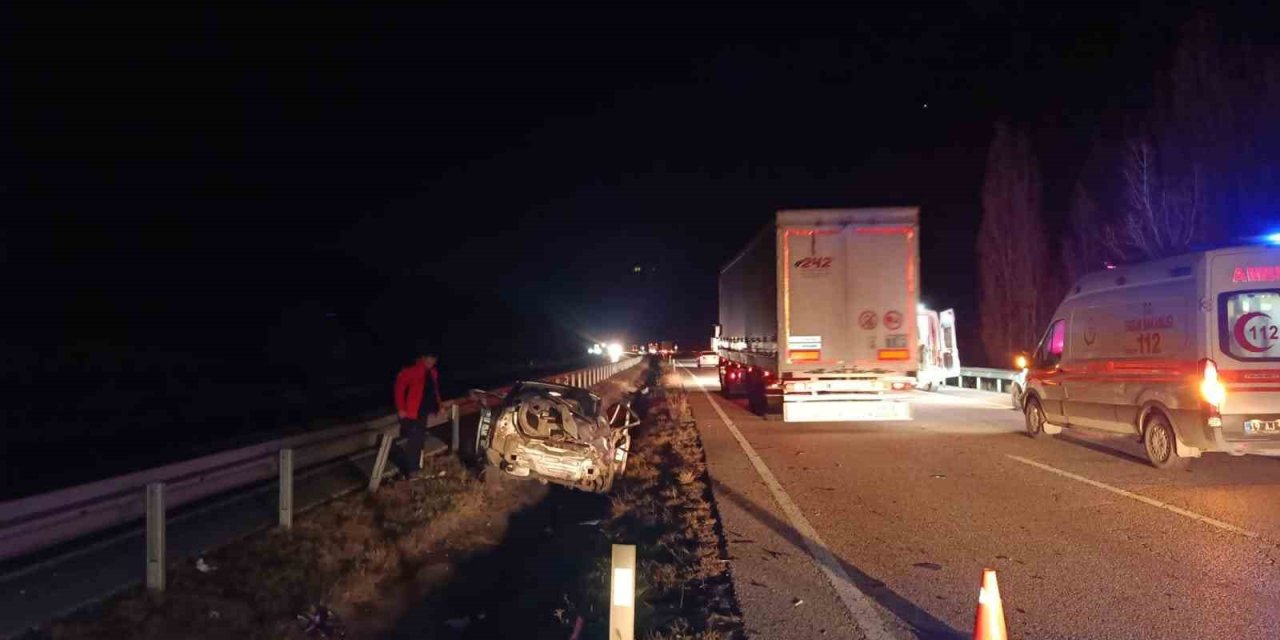 Otostopla bindiği araç mezarı oldu: 1 ölü, 2 yaralı