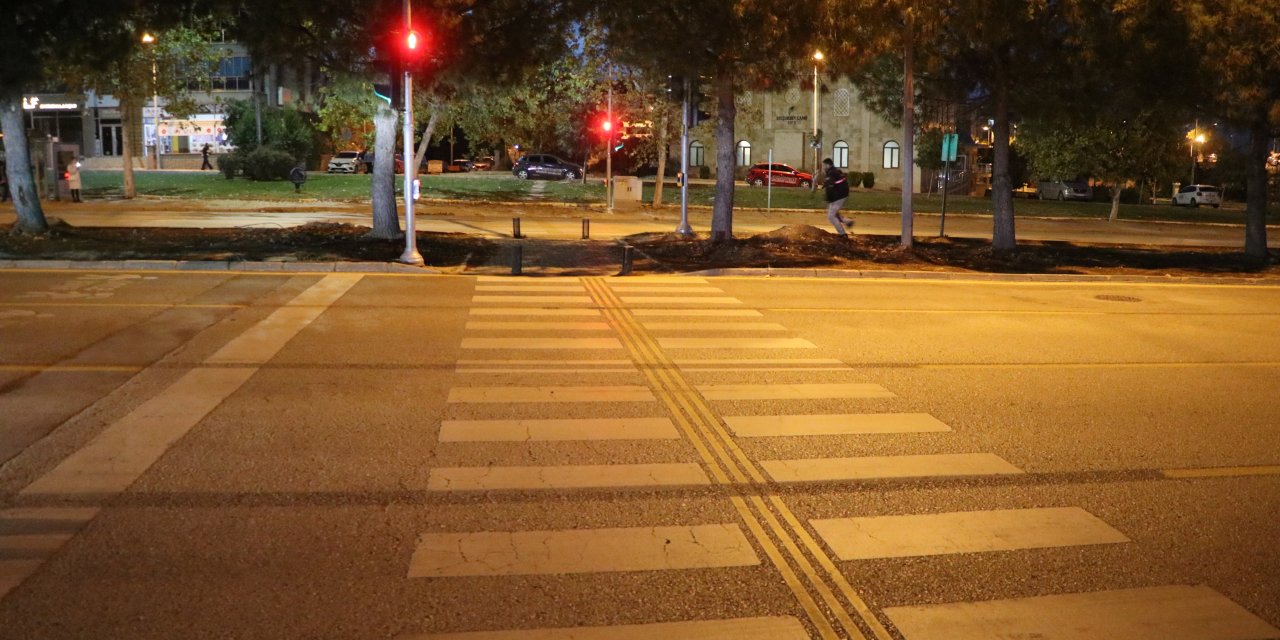 Yaya geçidinden geçerken otomobilin çarptığı fizyoterapist hastanede öldü