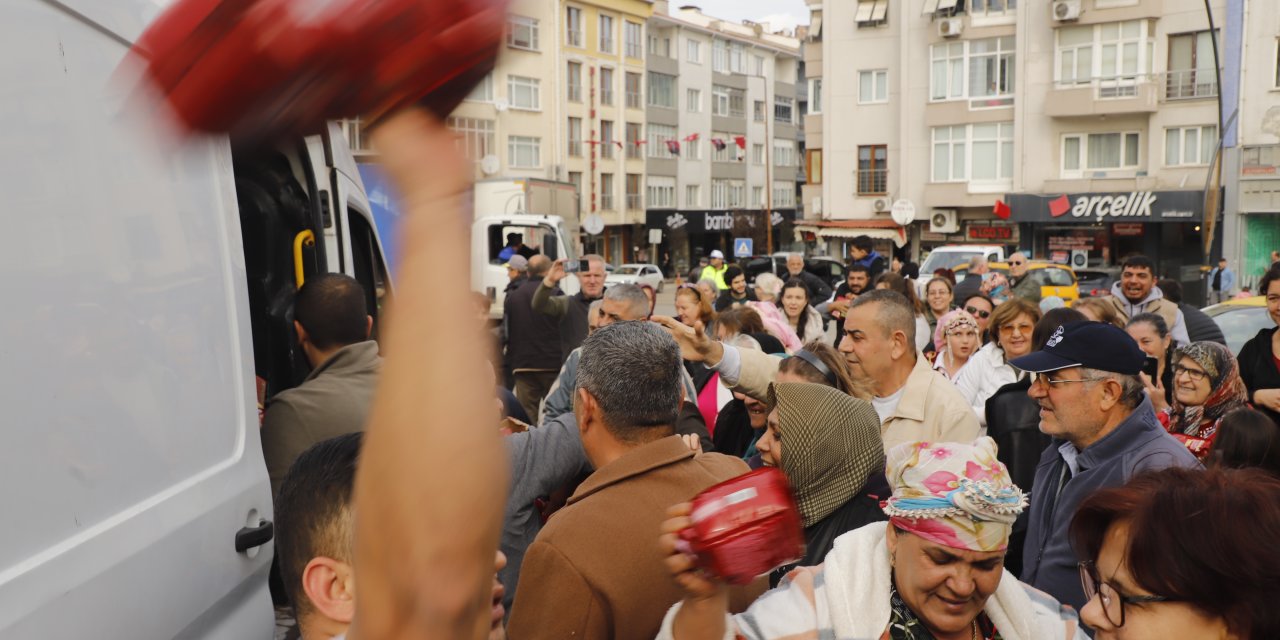 Kek izdihamı; çocuklar ezilme tehlikesi geçirdi