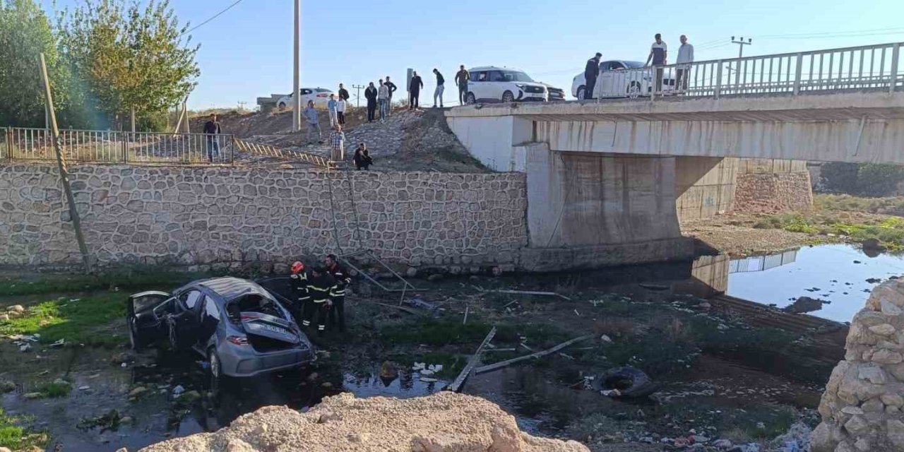 Otomobil dere yatağına devrildi: 1 ölü, 2 yaralı