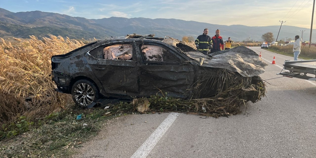 Devrilen otomobildeki 2 kişi öldü, 1 kişi yaralandı