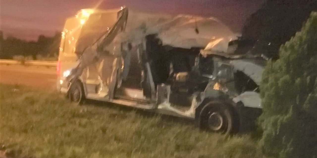 Minibüs, TIR'a arkadan çarptı; 1 ölü, 2 yaralı