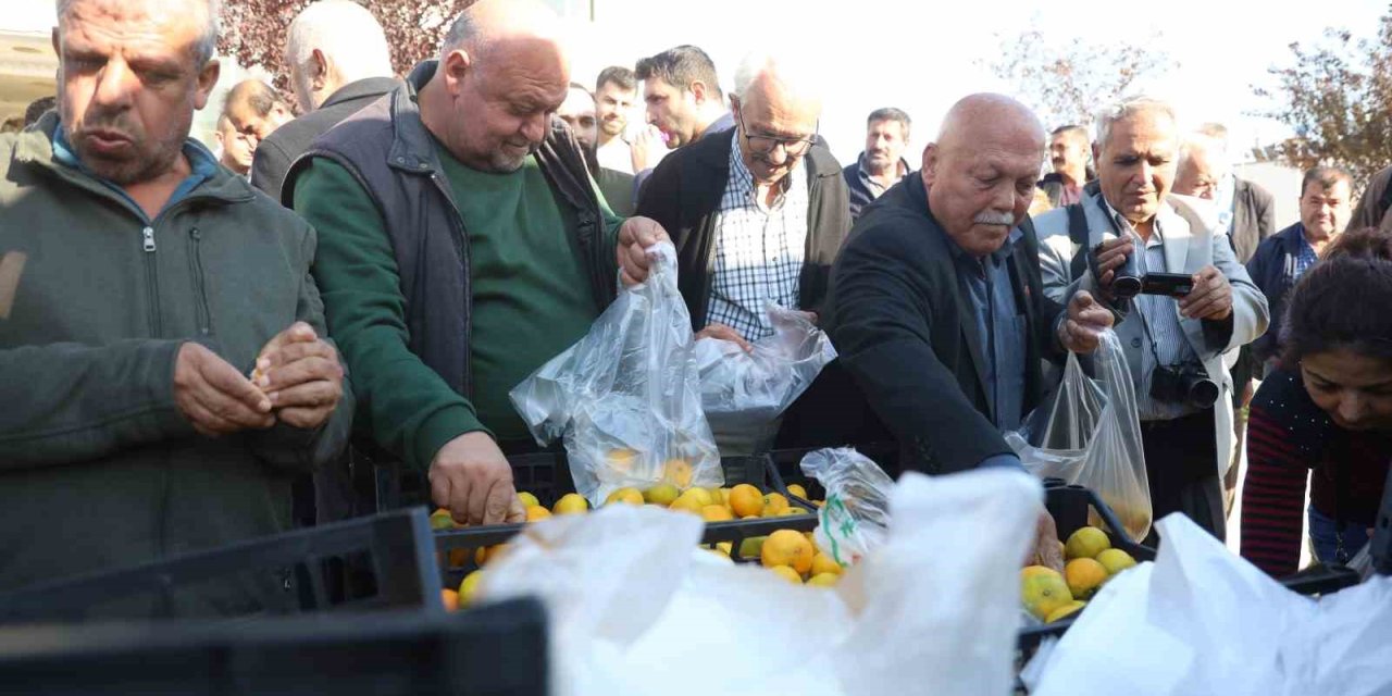 Fiyatı 2 TL’ye düşünce ücretsiz dağıttılar