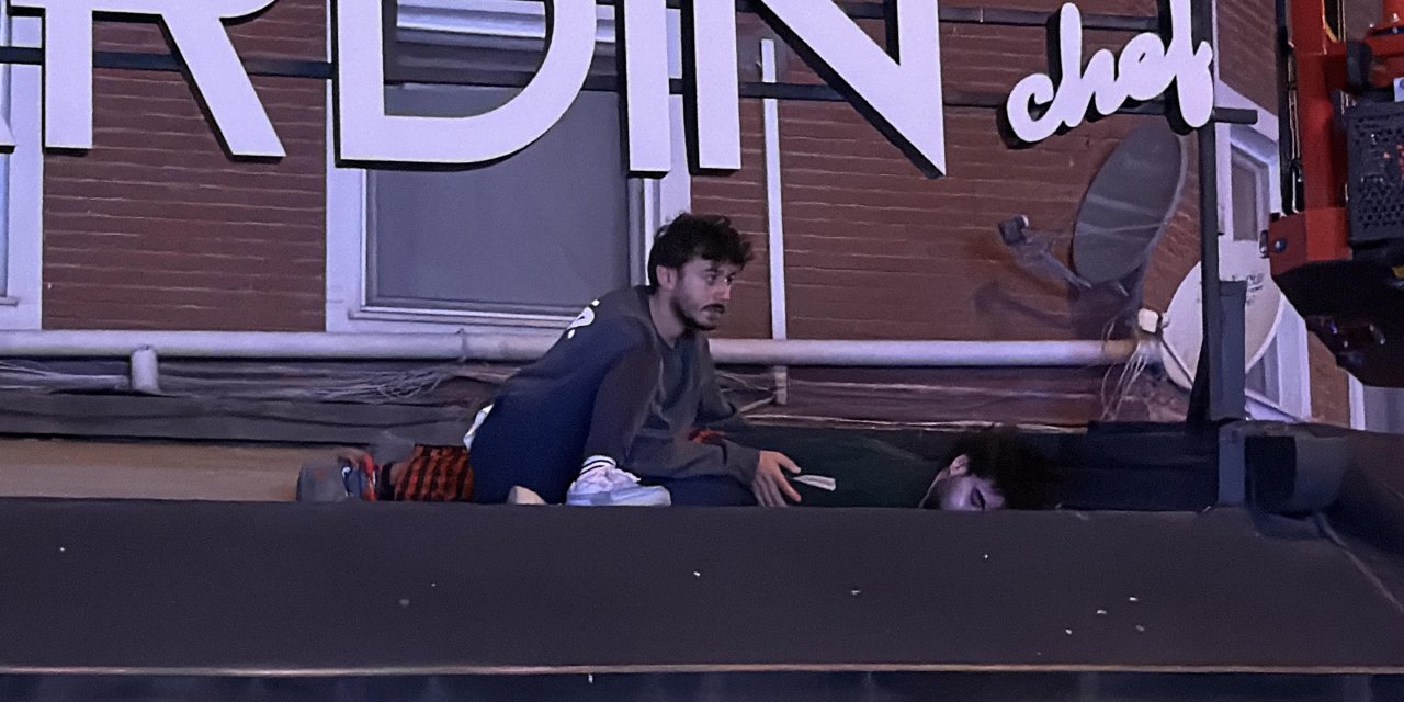 İkinci katın penceresinden kafenin tentesine düştü