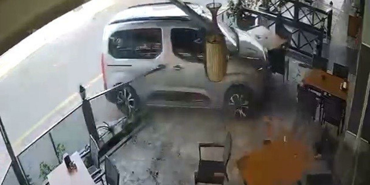 15 yaşındaki sürücü, otomobille restorana daldı
