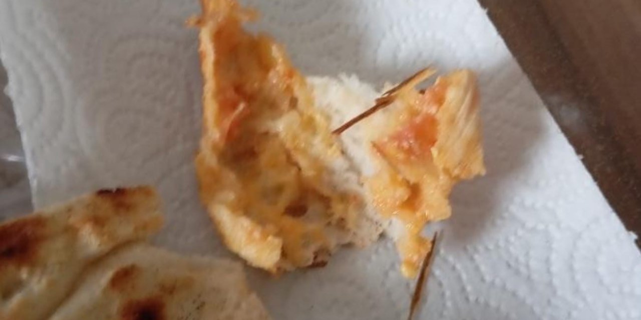 Ekmeğin içerisinden odun parçaları çıktı