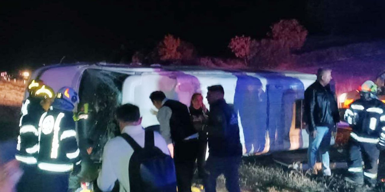 Yolcu otobüsü ile servis minibüsü çarpıştı: 1 ölü, 14 yaralı