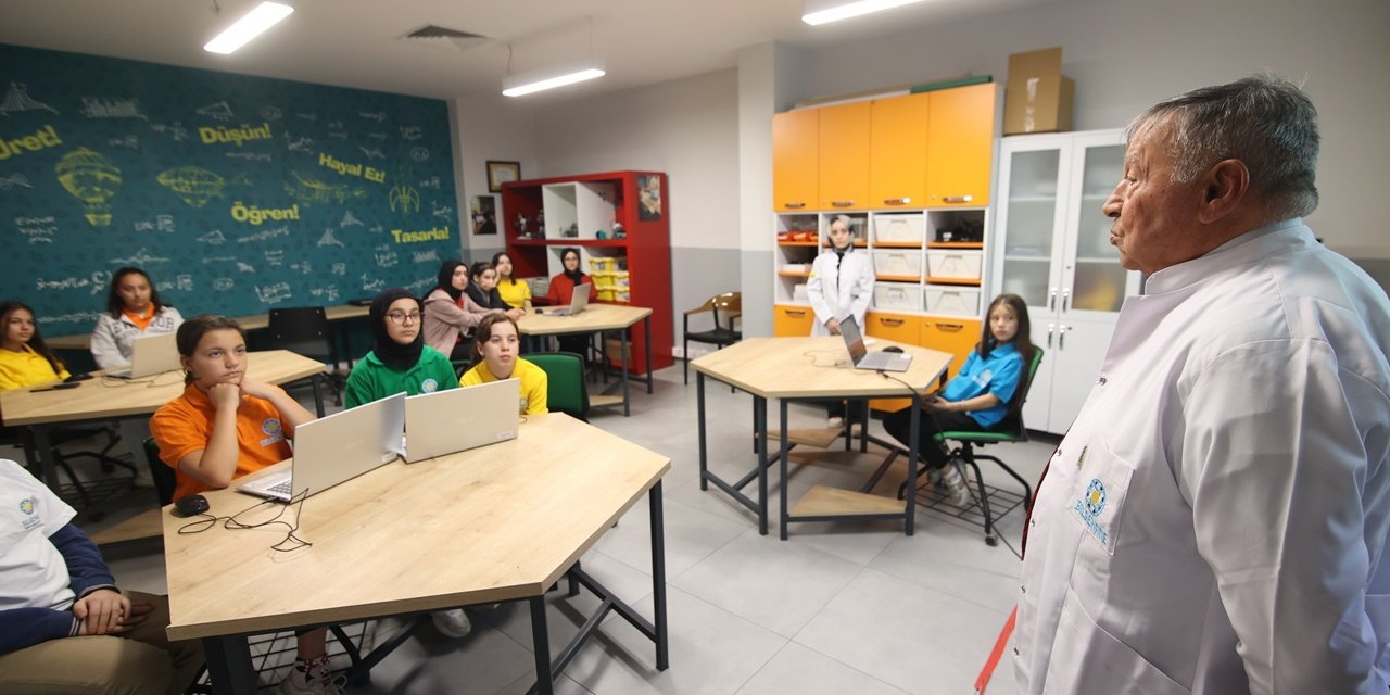 Konya'da emekli öğretmenlere sürpriz