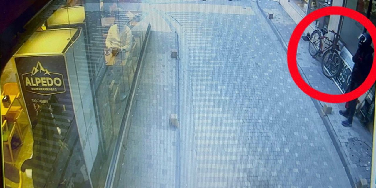 Kasklı soyguncu kuyumcudan 5 kilo altınla kaçtı