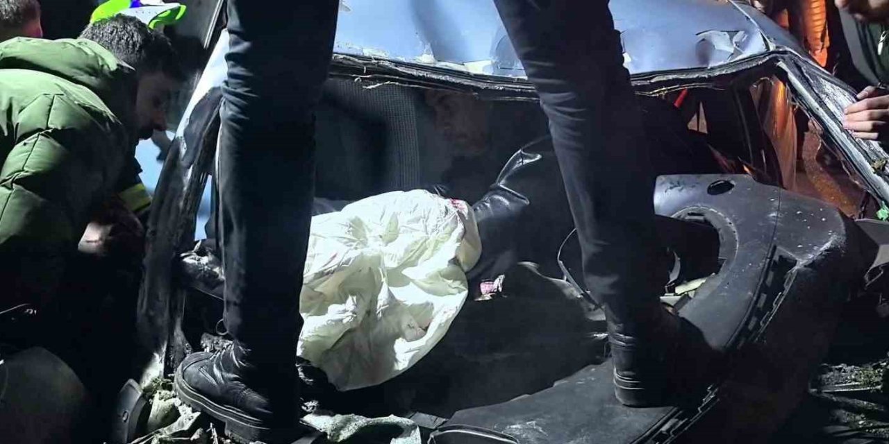 İki araç çarpıştı! 1 ölü, 2 yaralı