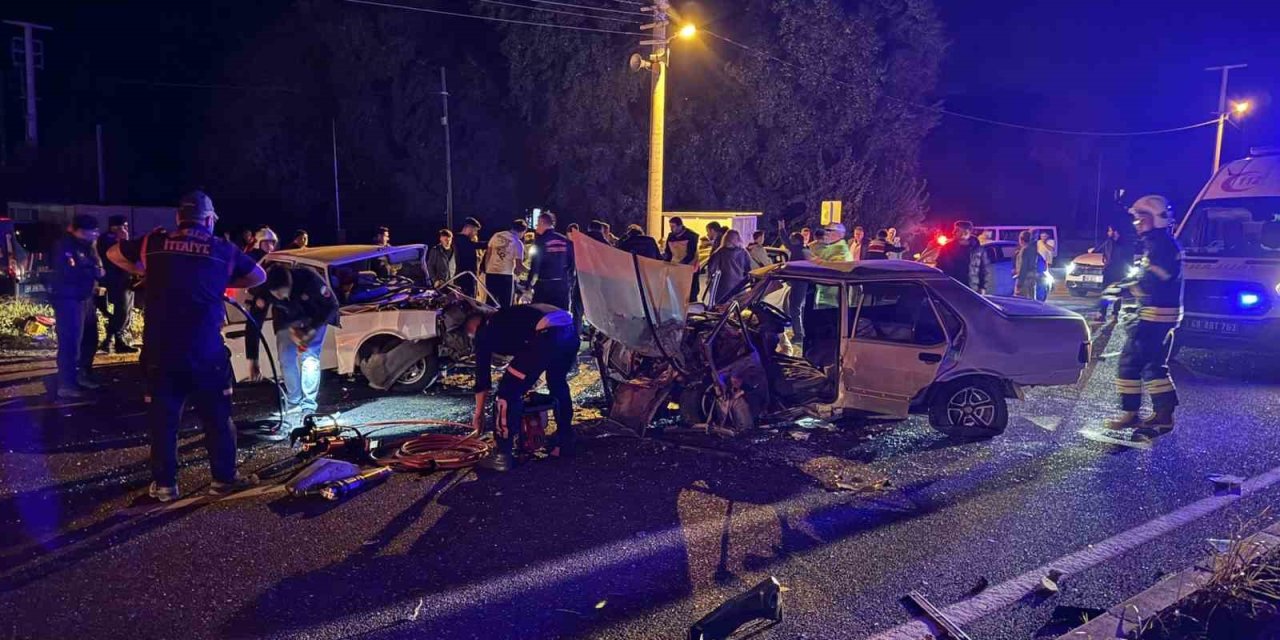 İki Tofaş araç kafa kafaya çarpıştı: 2’si ağır 3 yaralı