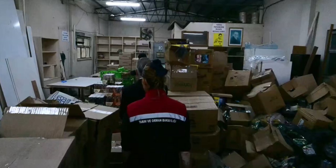İzmir'de son tüketim tarihi geçmiş 30 ton gıda ürünü ele geçirildi