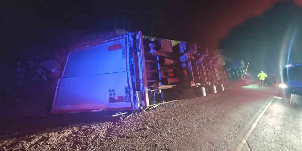 Direksiyon hakimiyetini kaybeden tır devrildi, sürücüsü hayatını kaybetti