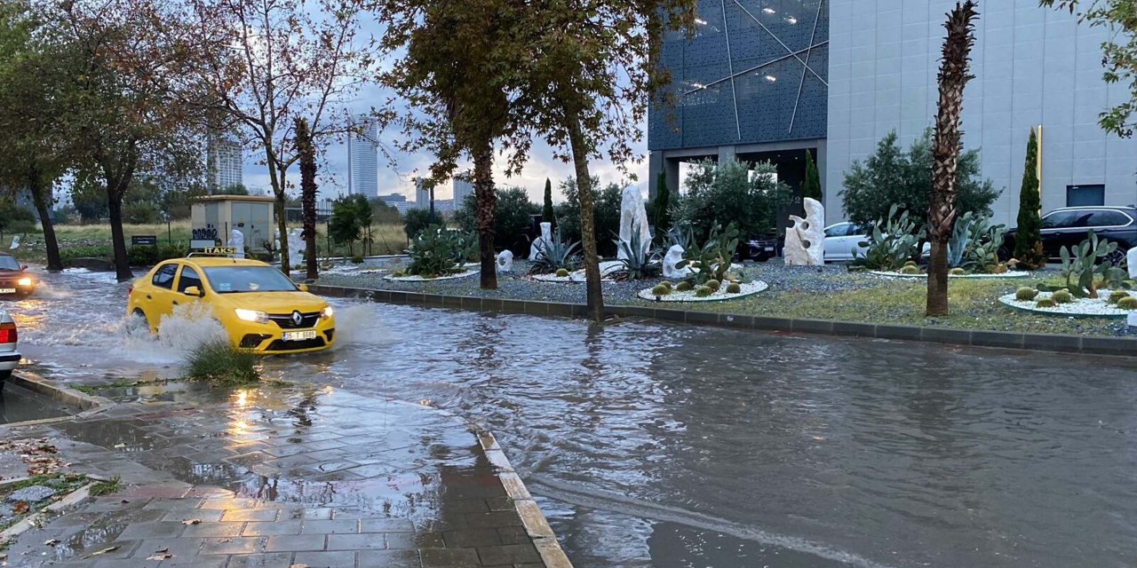 İzmir'de sağanak... Denizle kara birleşti