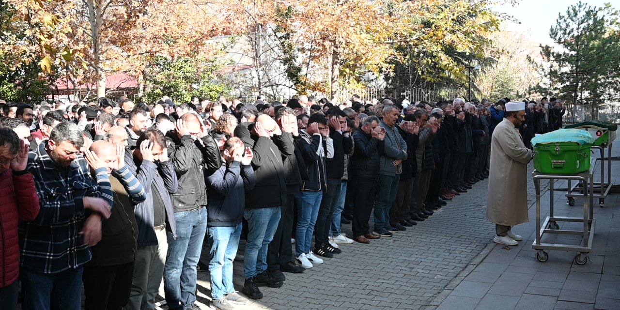 Kırıkkale'de sac levhanın altında kalıp ölen 2 işçi toprağa verildi