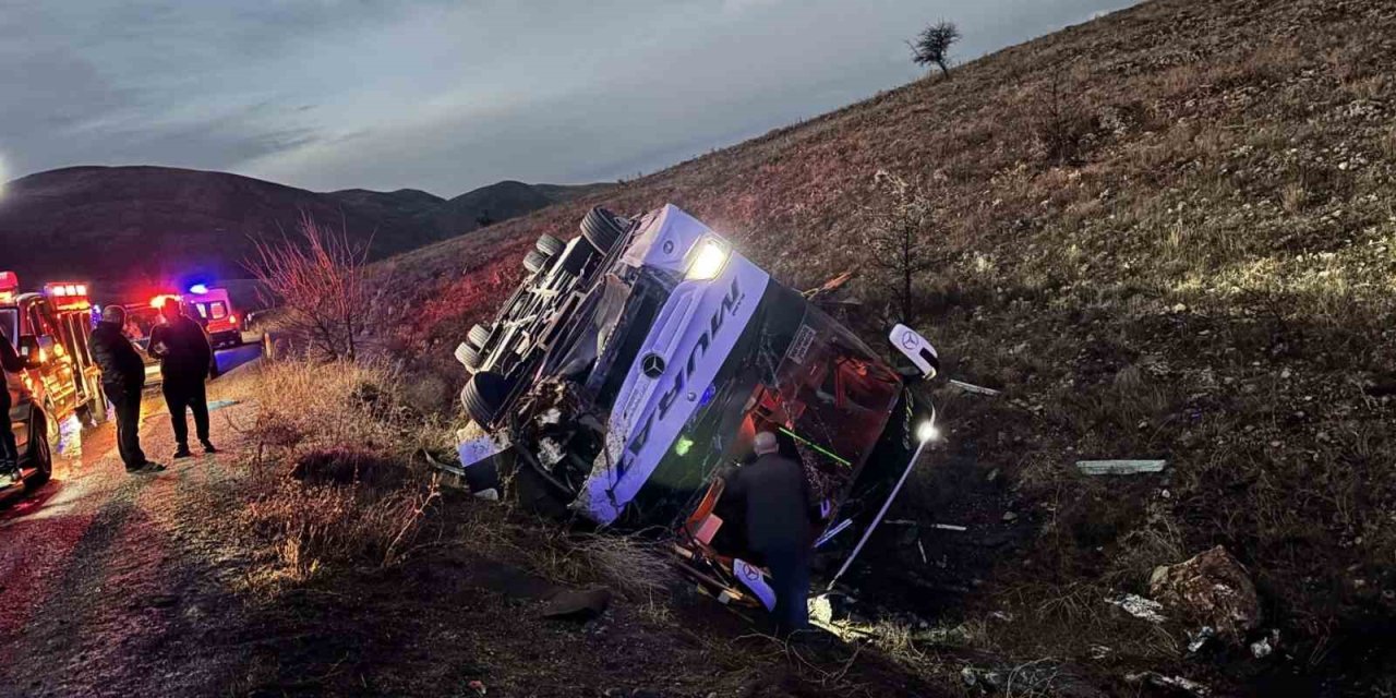 Yolcu otobüsü devrildi: 2 ölü, 21 yaralı
