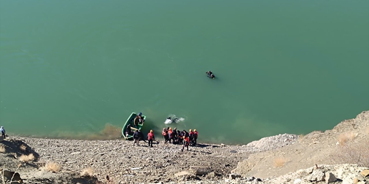 Otomobildeki iki kişinin cansız bedenine ulaşıldı