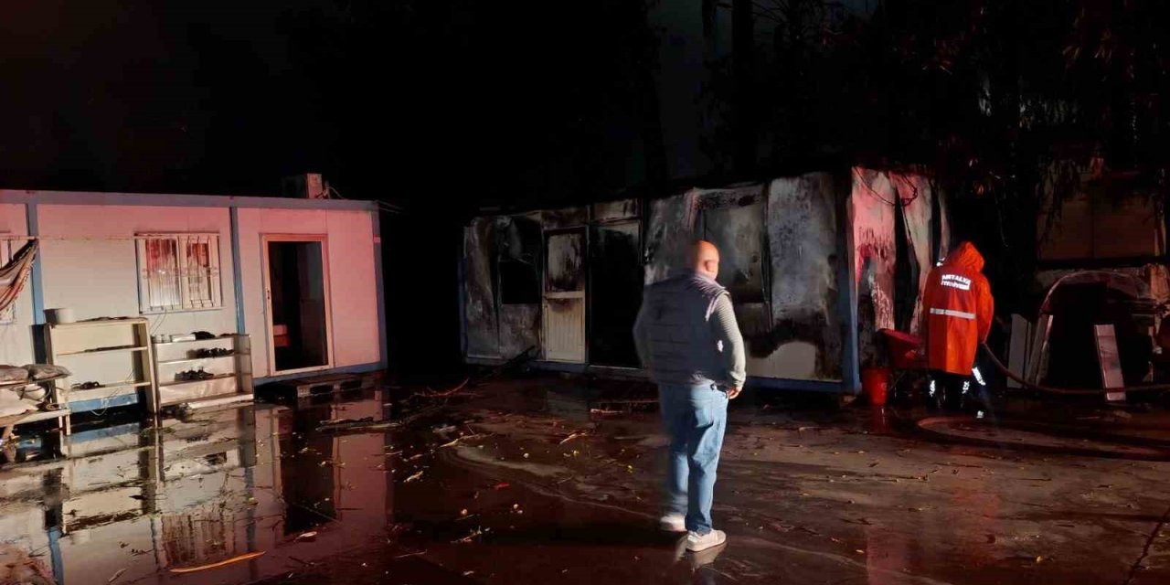 Yıldırım yangına sebep oldu