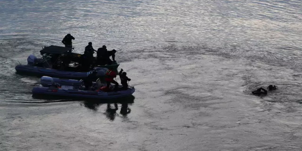 Baraj gölüne yuvarlanan otomobildeki 3 kişi öldü