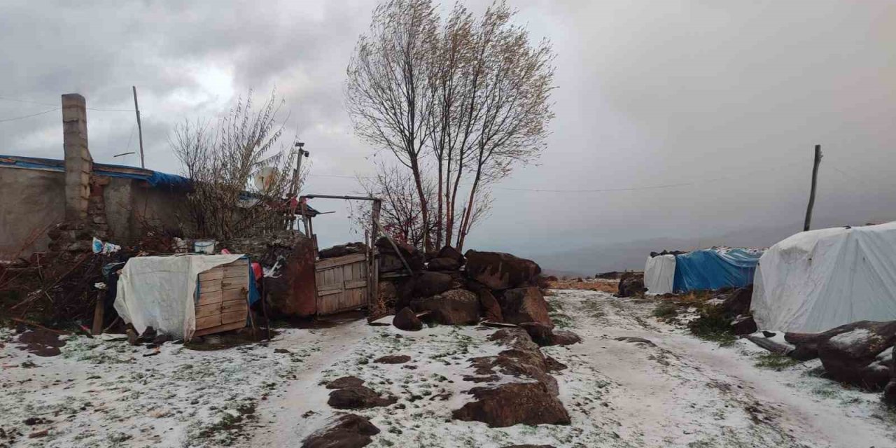 1300 rakımlı yaylaya mevsimin ilk karı düştü