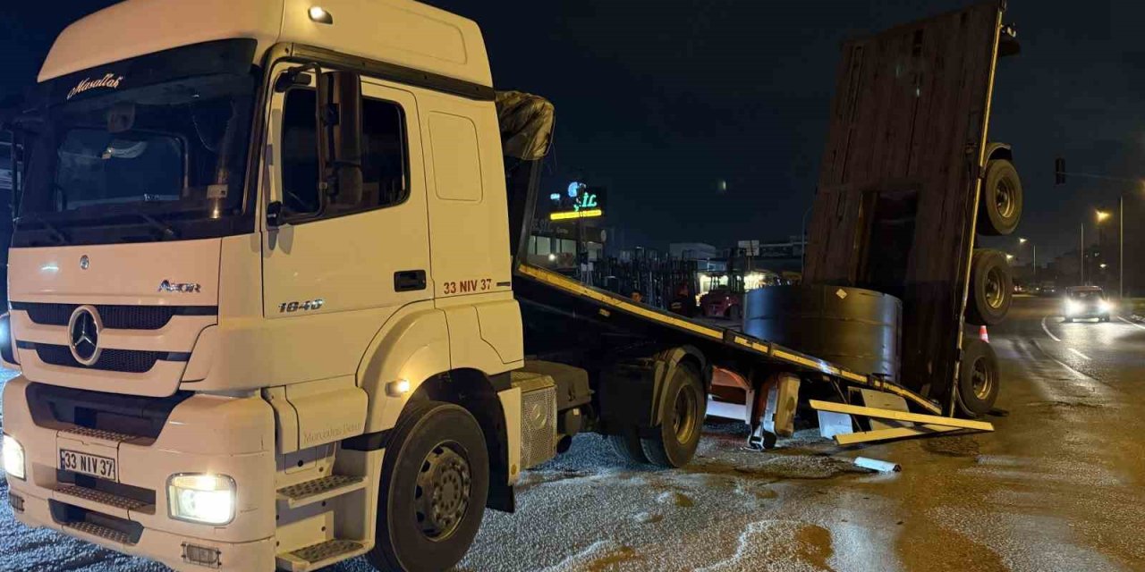 Demir rulo yüklü dorse ortadan ikiye ayrıldı