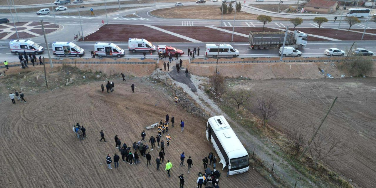 Öğrenci servis midibüsü ile kamyonet çarpıştı: 17 yaralı
