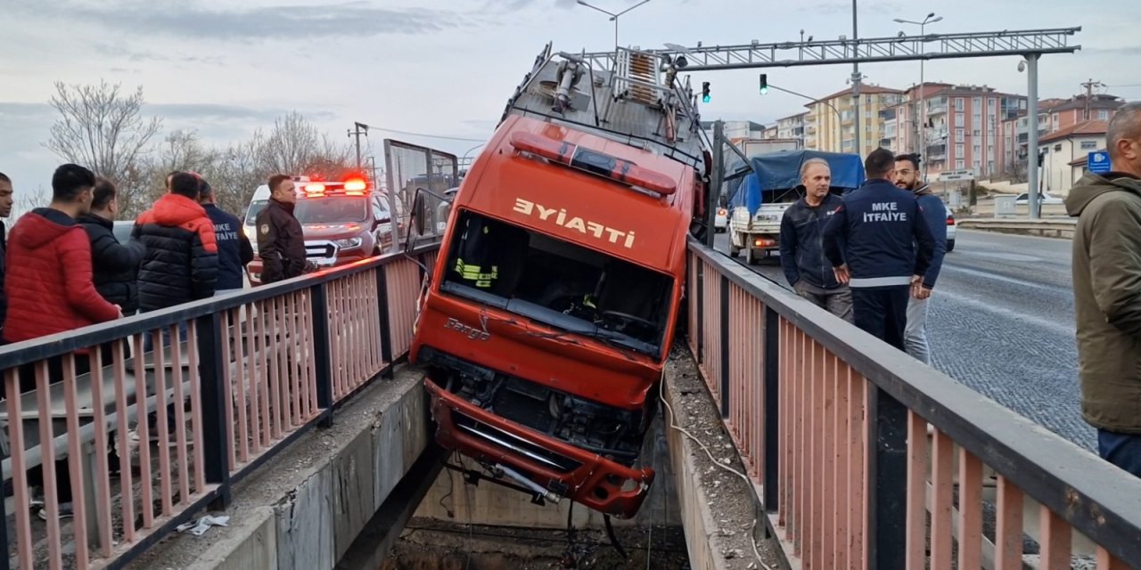 Lastiği patlayan itfaiye aracı, iki köprü arasına sıkıştı; 3 yaralı