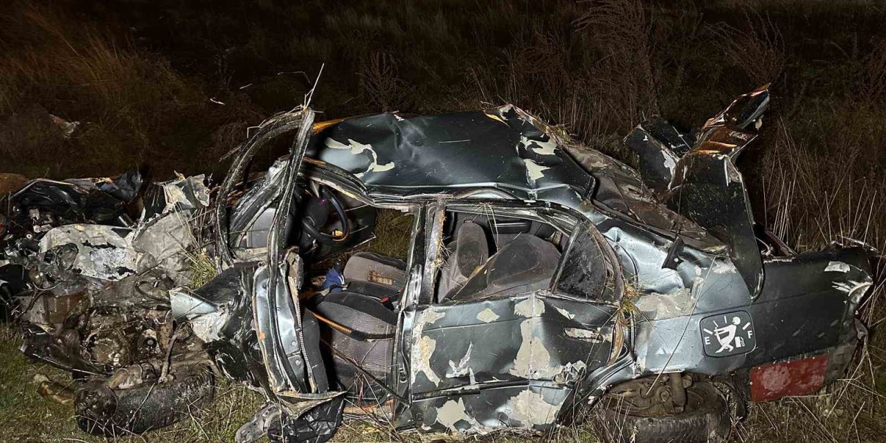 Şarampole devrilen otomobil hurdaya döndü: 2 ölü, 1 yaralı