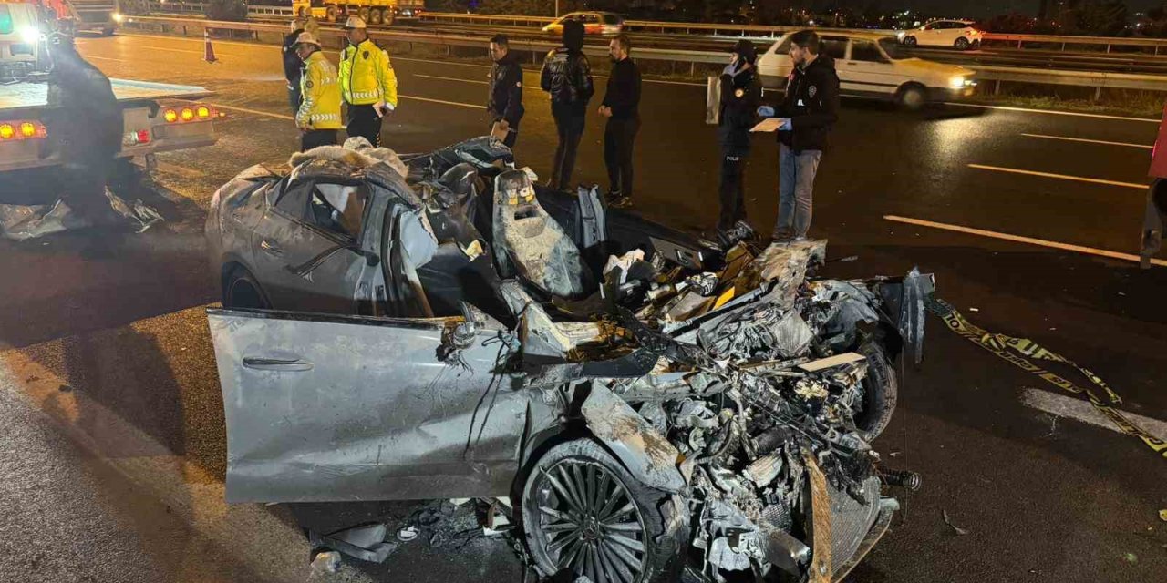 Ankara Çevreyolunda bir otomobil tırın altına girdi: 2 ölü 1 ağır yaralı