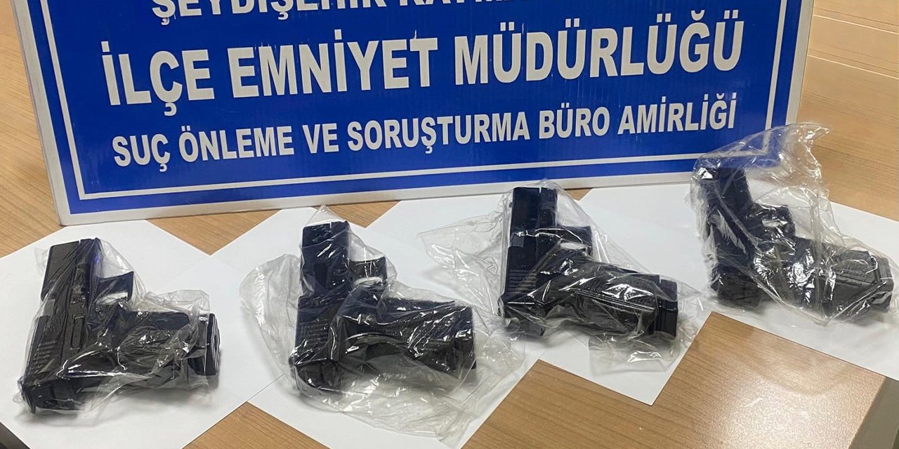 Konya'da polis şüpheli araçtan 4 ruhsatsız tabanca ele geçirdi