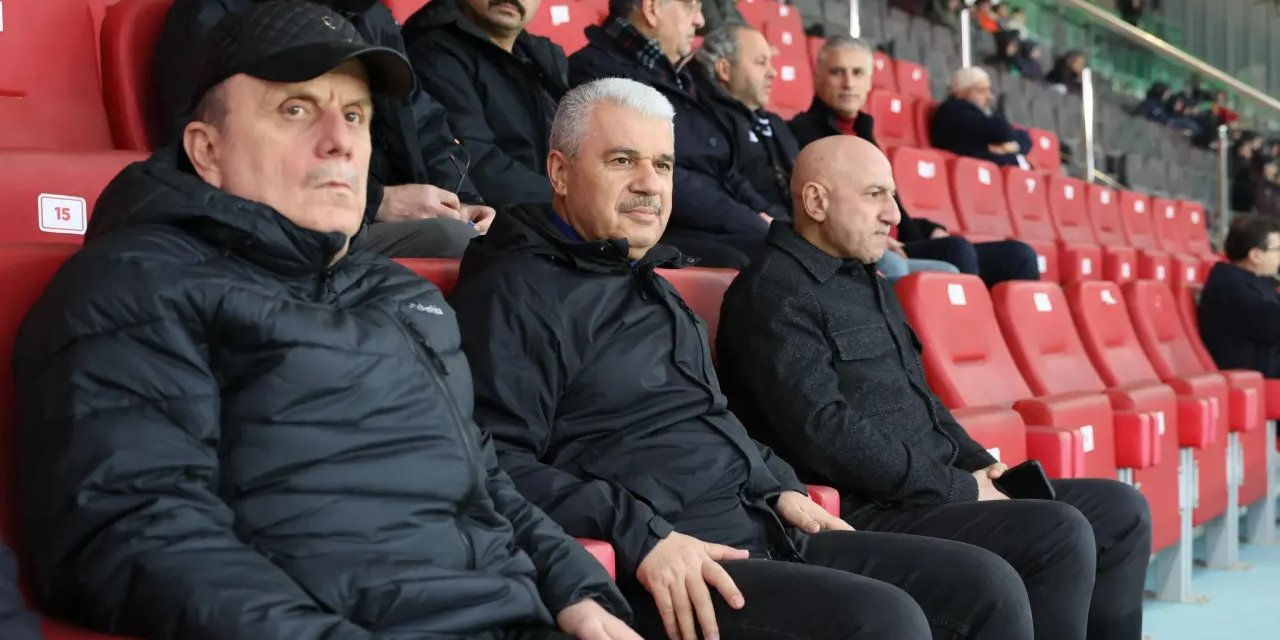 Vali Akın, Emniyet Müdürü Yüksek ve Millet Vekili Baykan Konyaspor maçını tribünden takip etti