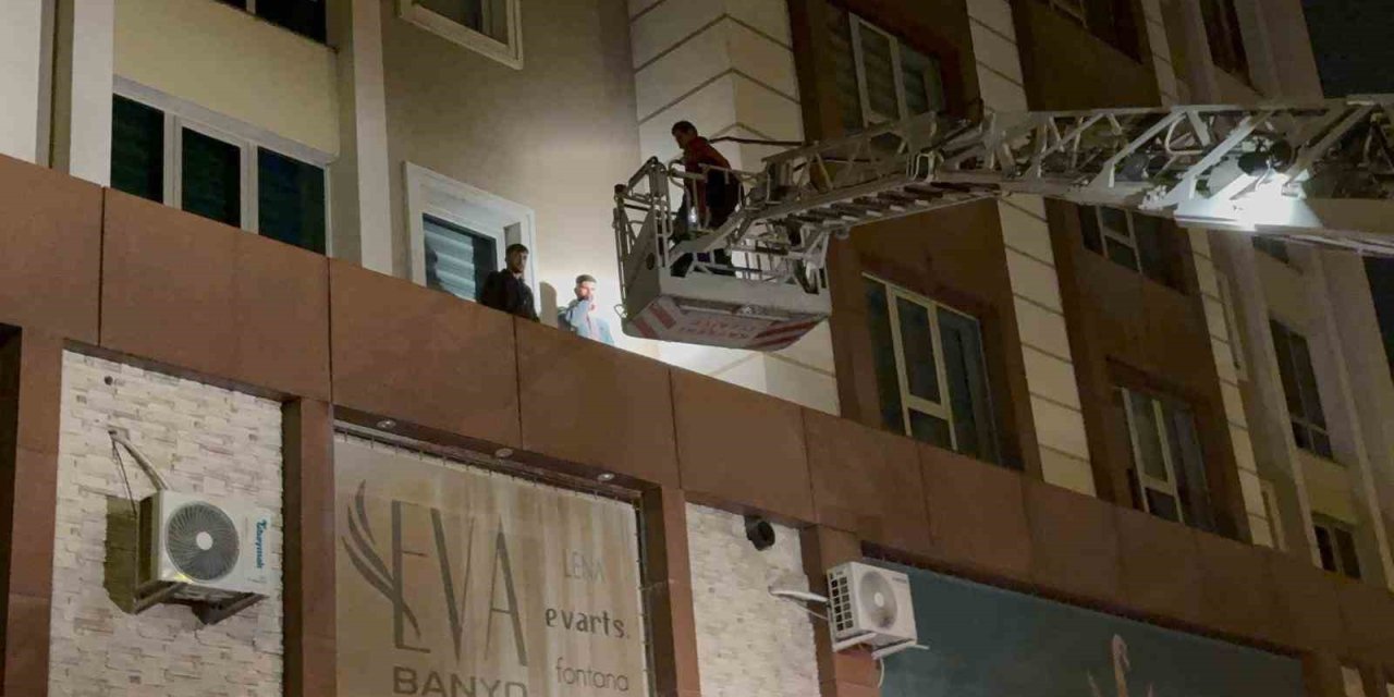 Bir garip olay: 3’üncü kattan çarşafla indiler
