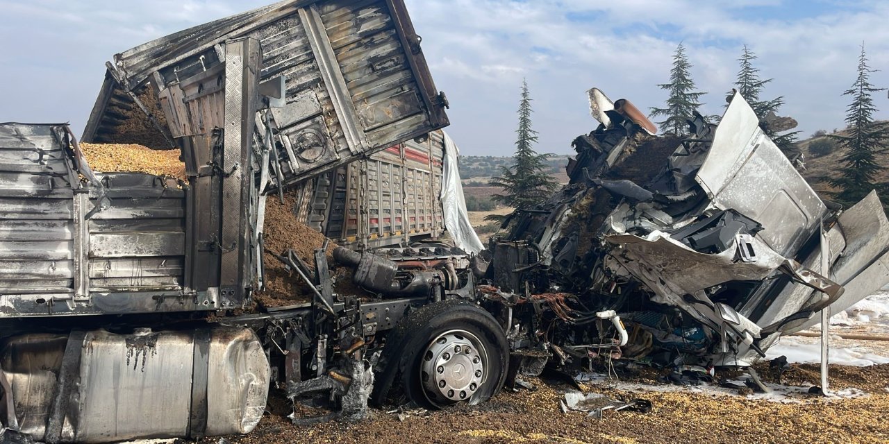 3 TIR alev aldı; otoyol trafiğe kapandı