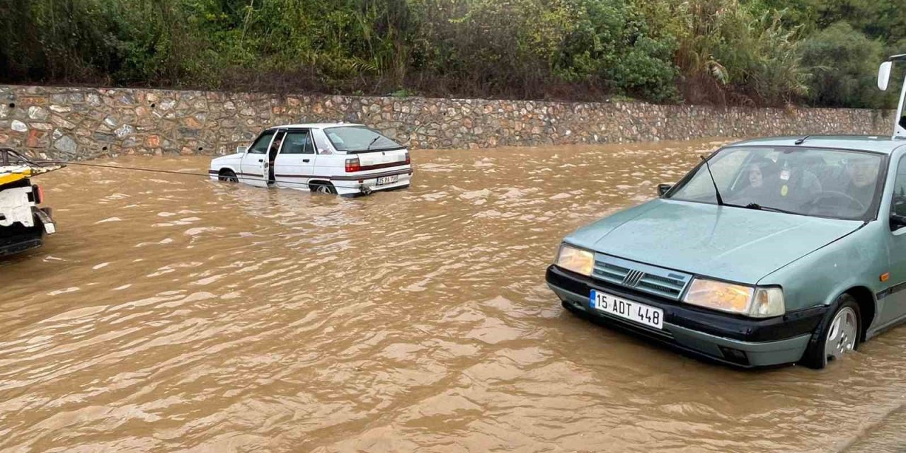 Antalya'da araçlar mahsur kaldı