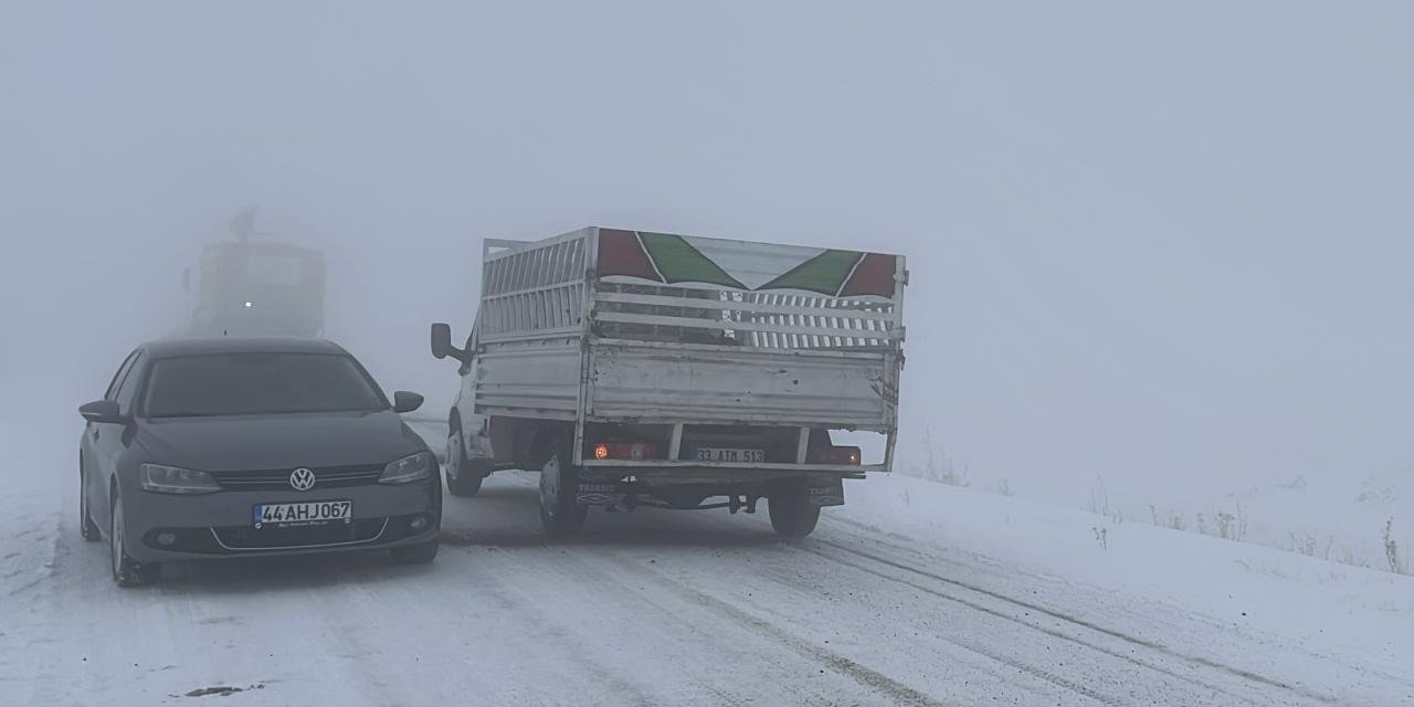 Kars-Göle kara yolunda kar ve sis ulaşımı olumsuz etkiliyor