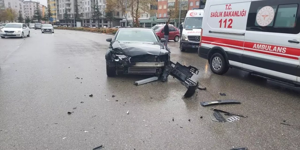 Konya'da iki otomobil çarpıştı! Yaralılar var