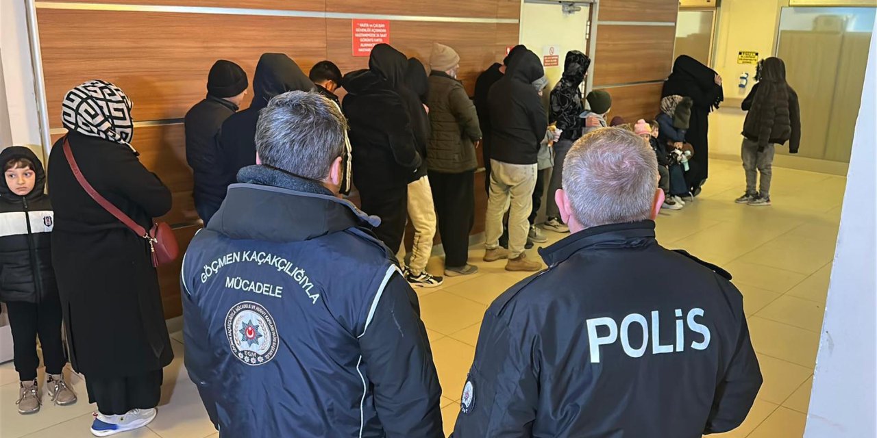 Polisten kaçarken kaza yapan minibüste 20 kaçak göçmen yakalandı