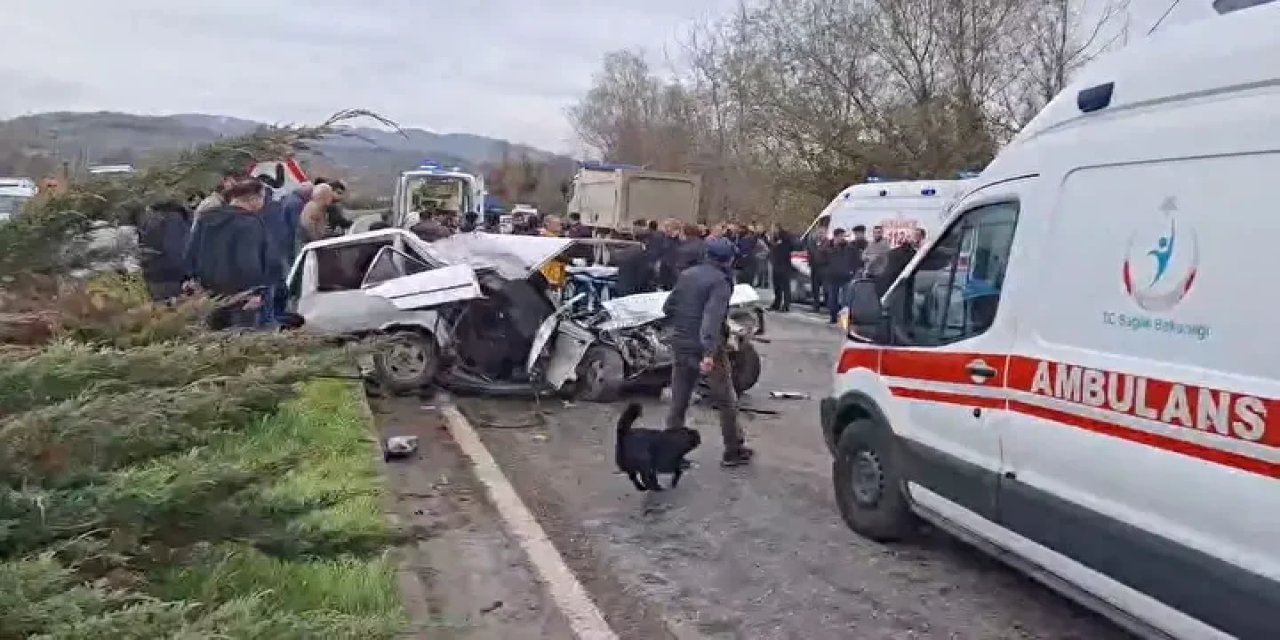 Kamyonla çarpışan otomobil ikiye bölündü: 1 ölü, 2 yaralı