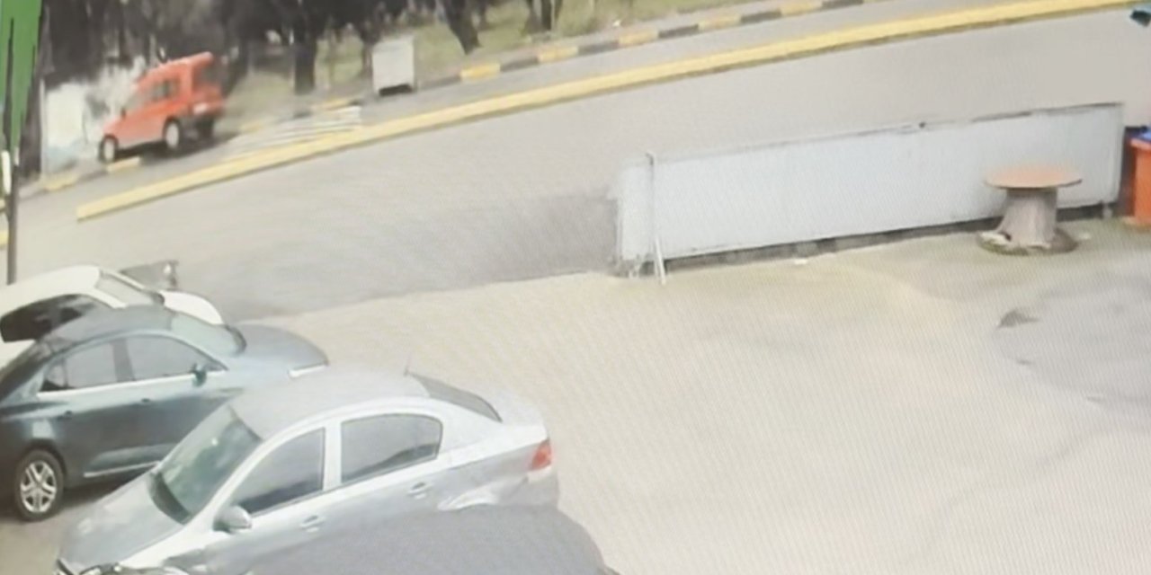 Park halindeyken hareket eden hafif ticari araç durağa çarptı