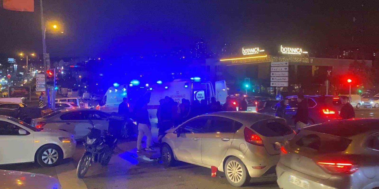 Işık ihlali yapan otomobil, iki motosiklete çarptı: 2 yaralı