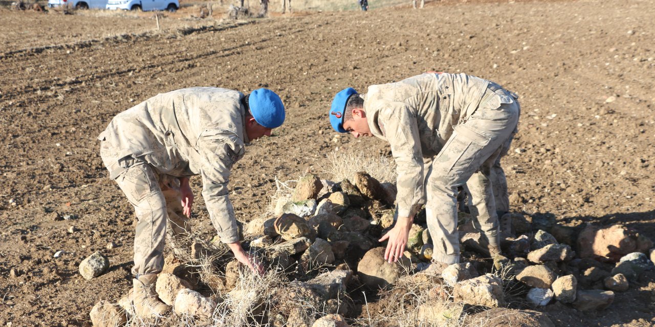 Kesik baş ile suç aleti bıçağın bulunması için her taşın altı kontrol ediliyor