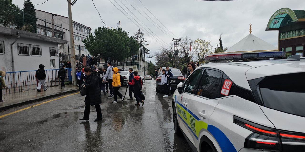 Çocuğunu azarladığını öne sürdüğü öğretmeni darbetti