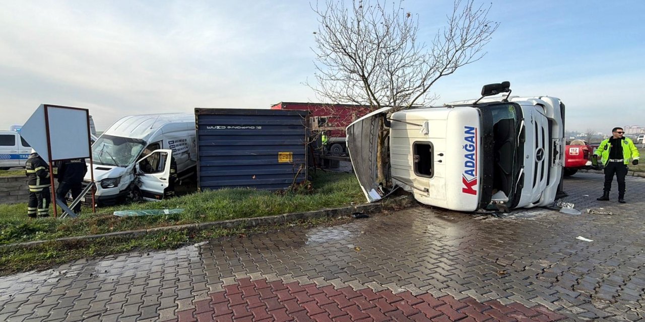 Refüjü aşıp karşı yöne geçen TIR, minibüse çarptı; 5 yaralı