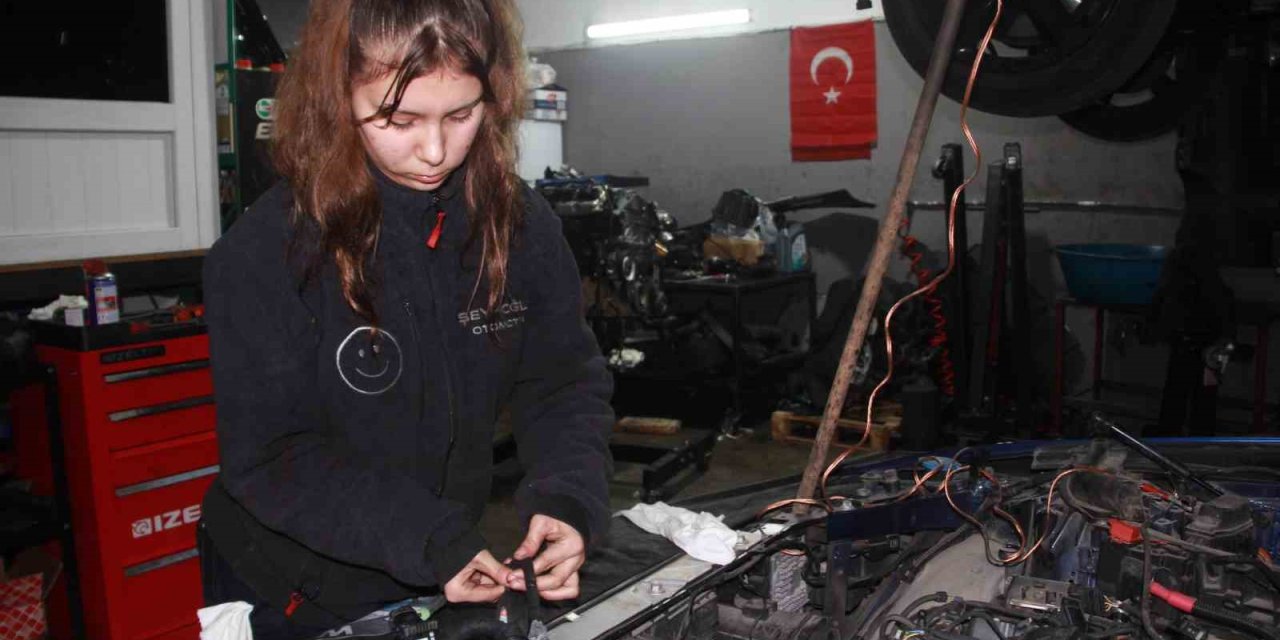 Sanayinin tek kız çırağı!