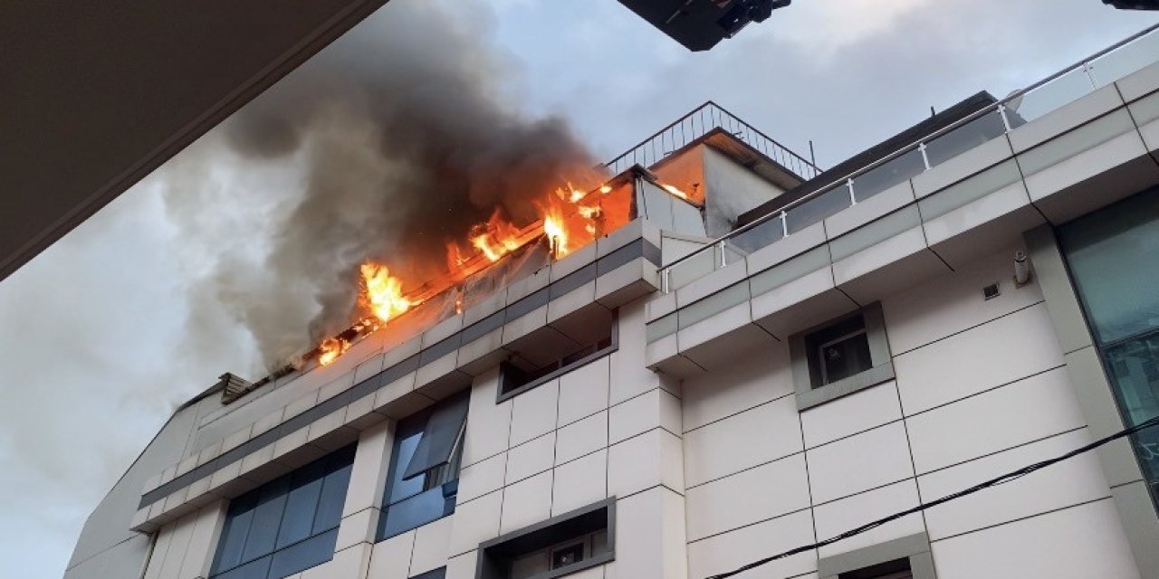 Otel yangını: Çatı katı alevlere teslim oldu