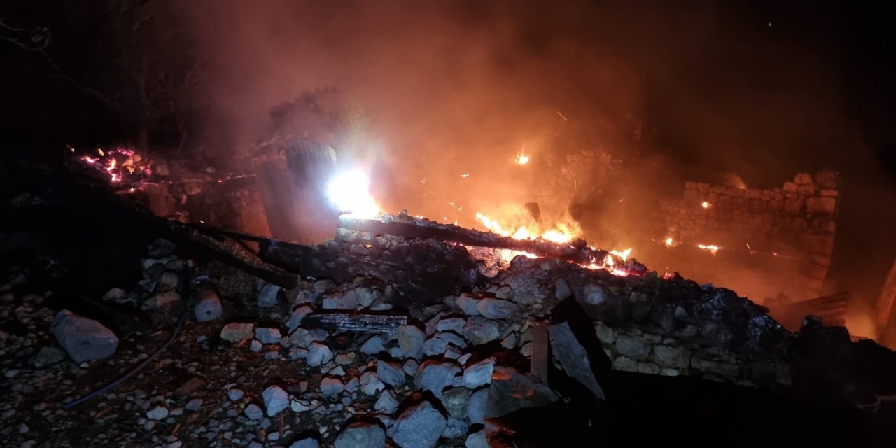 Yanan ev çöktü; Alzheimer hastası aranıyor