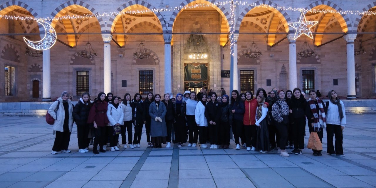 Konya'da öğrenciler sabah namazında buluşuyor