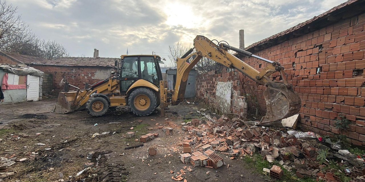 Narkotik olaylarıyla anılan 'Kore Mahallesi'nde binalar yıkıldı