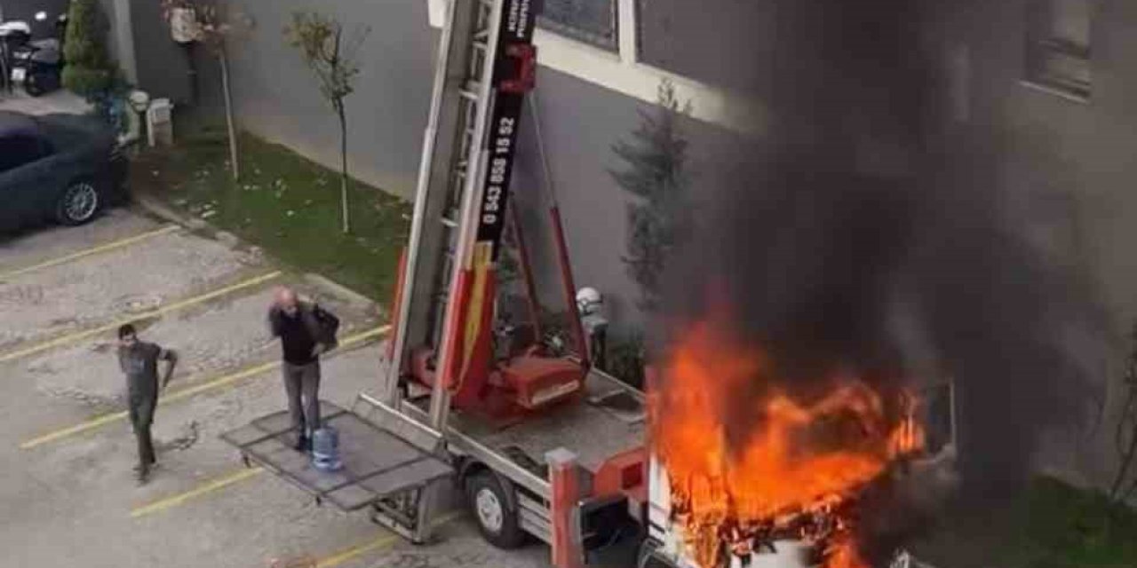 Ev taşıma kabusa döndü... Vinç alev aldı